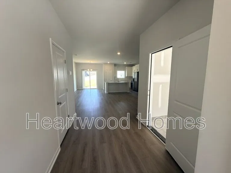 121 Bartlett Dr — Photo 4