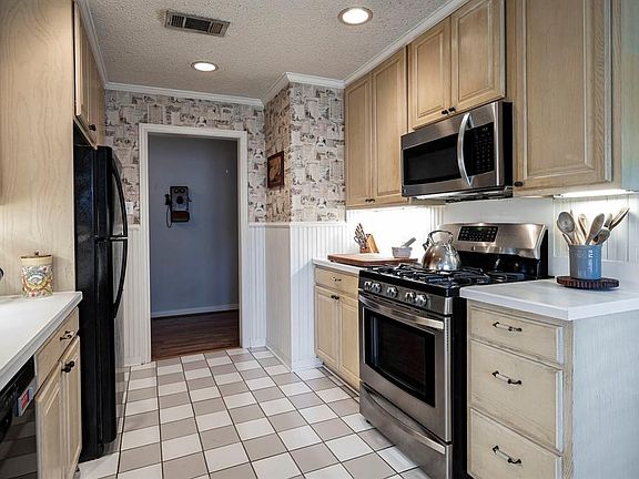 5th image of 1321 Linden Ln