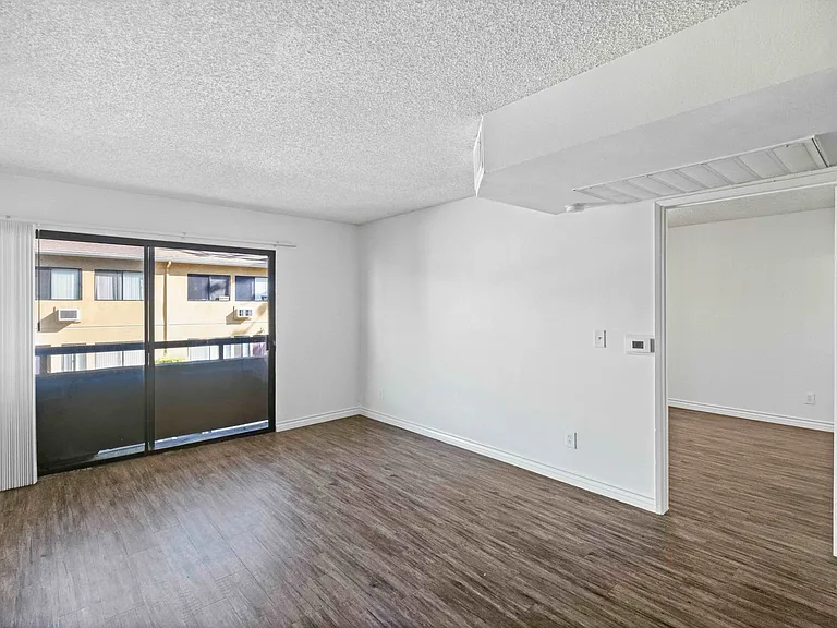 1725 Grismer Ave — Photo 4