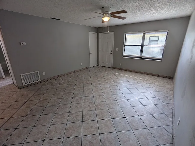 910 S Center St #6 — Photo 8