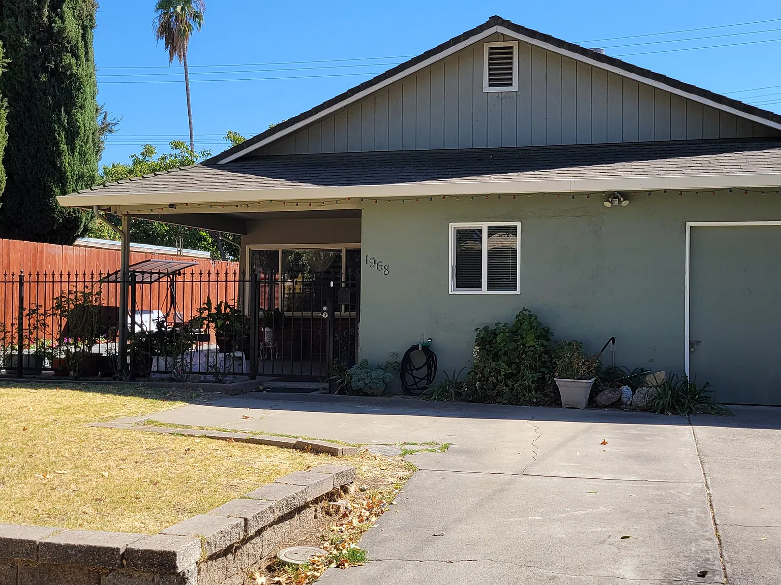 4 bed, 1200 sqft, $2,200 — Photo 2