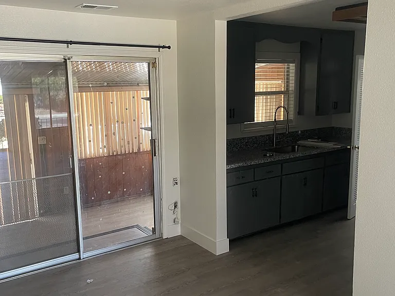 216 H St — Photo 10