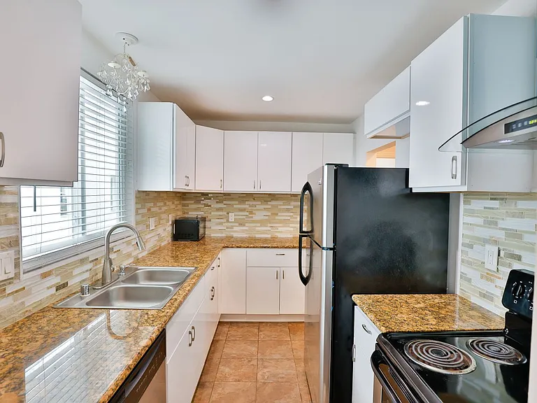 141 N New Hampshire Ave — Photo 6