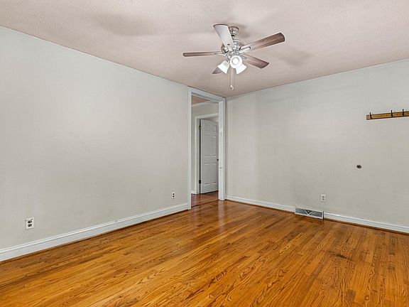 4th image of 215 McArthur St