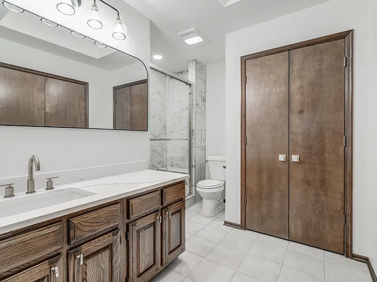 1817 Victoria Dr — Photo 37
