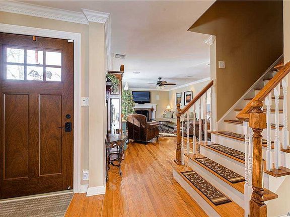 3rd image of 30 Meadow Ln