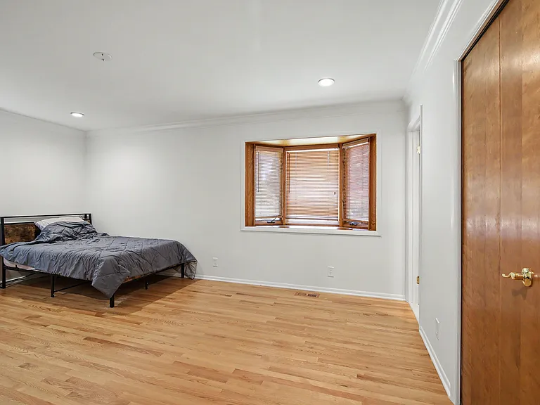 353 Hollywood Dr — Photo 8