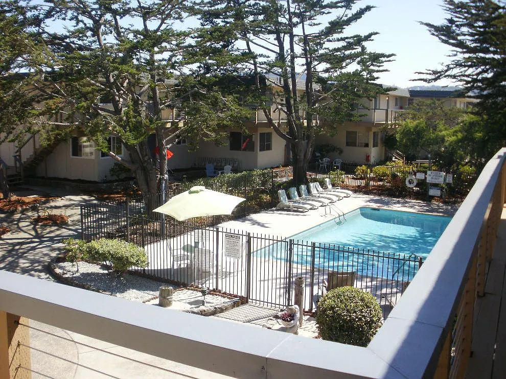 Surfside Apartments — Photo 3