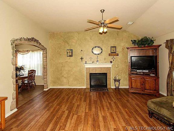 4th image of 20417 E 43rd St