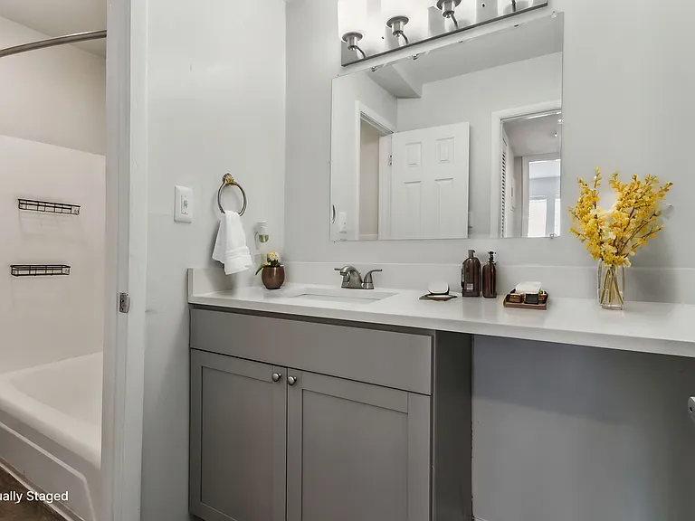 Mitchell s Park Apartments — Photo 9