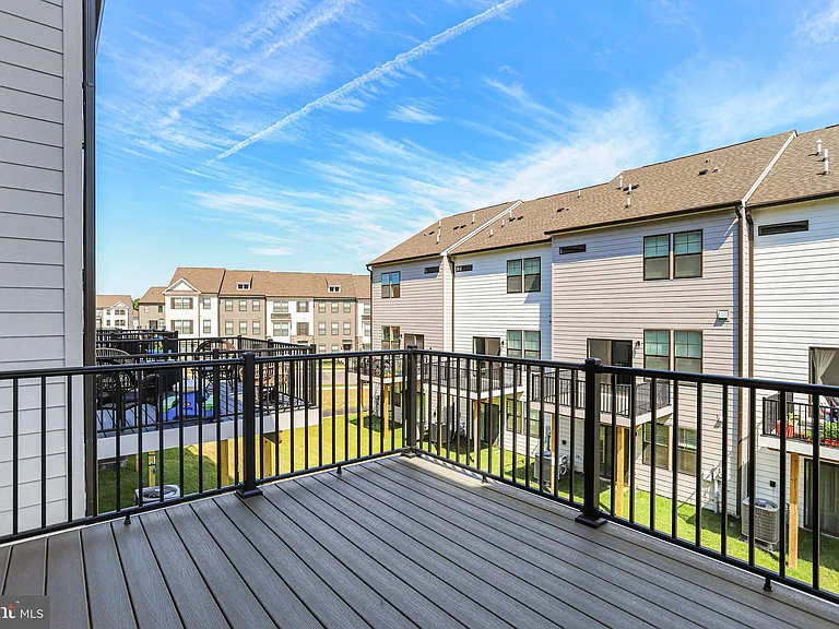 385 Ensemble Way — Photo 16