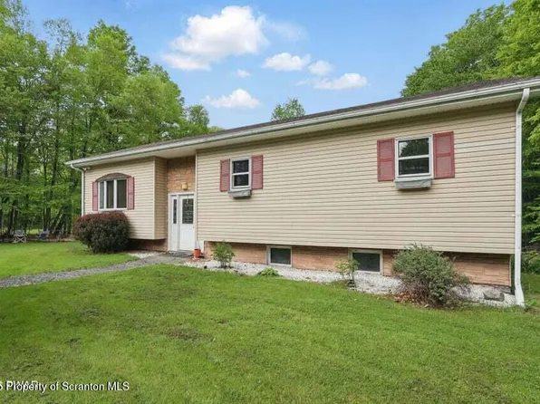 696 Elk Lake Dr, Waymart, PA 18472
