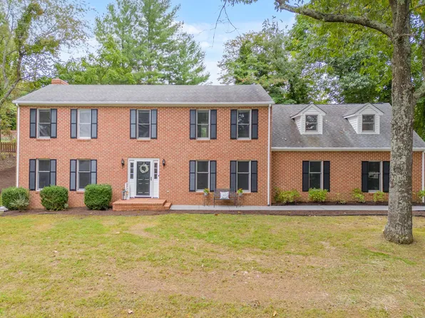 5420 S Roselawn Rd, Roanoke, VA 24018