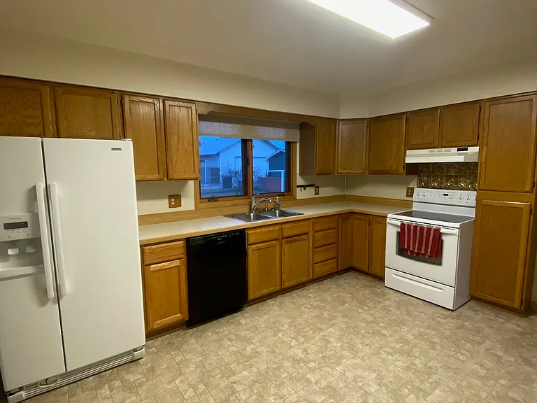 2304 Hewitt Dr — Photo 4