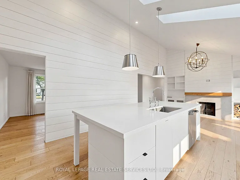 255 Oakwood Cres — Photo 11