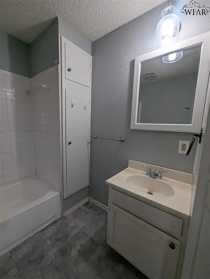3 bed, 1.0 bath, 1064 sqft, $1,100 — Photo 2