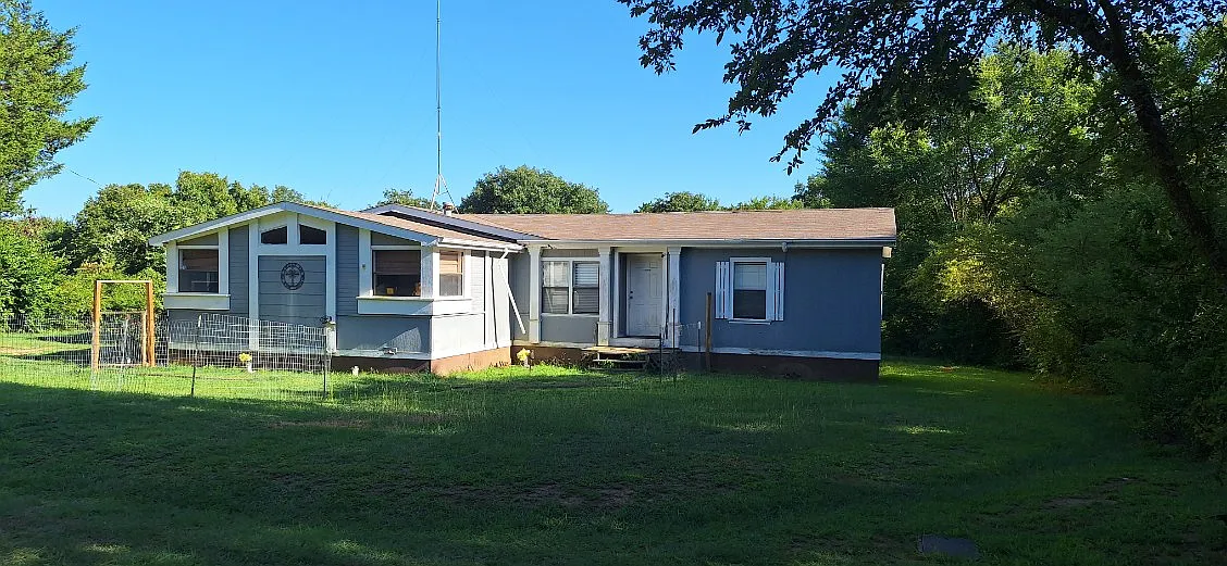 3 bed, 2100 sqft, $1,495 — Photo 2