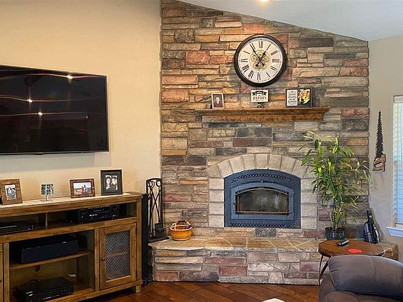 3rd image of 493 Woodridge Ct
