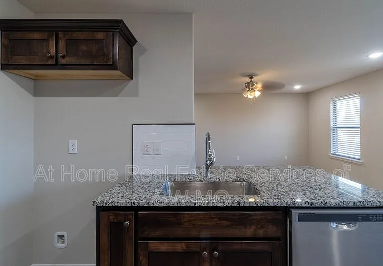 1803 S 15th Ave — Photo 4