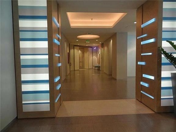 3rd image of 1900 N Bayshore Dr APT 2304