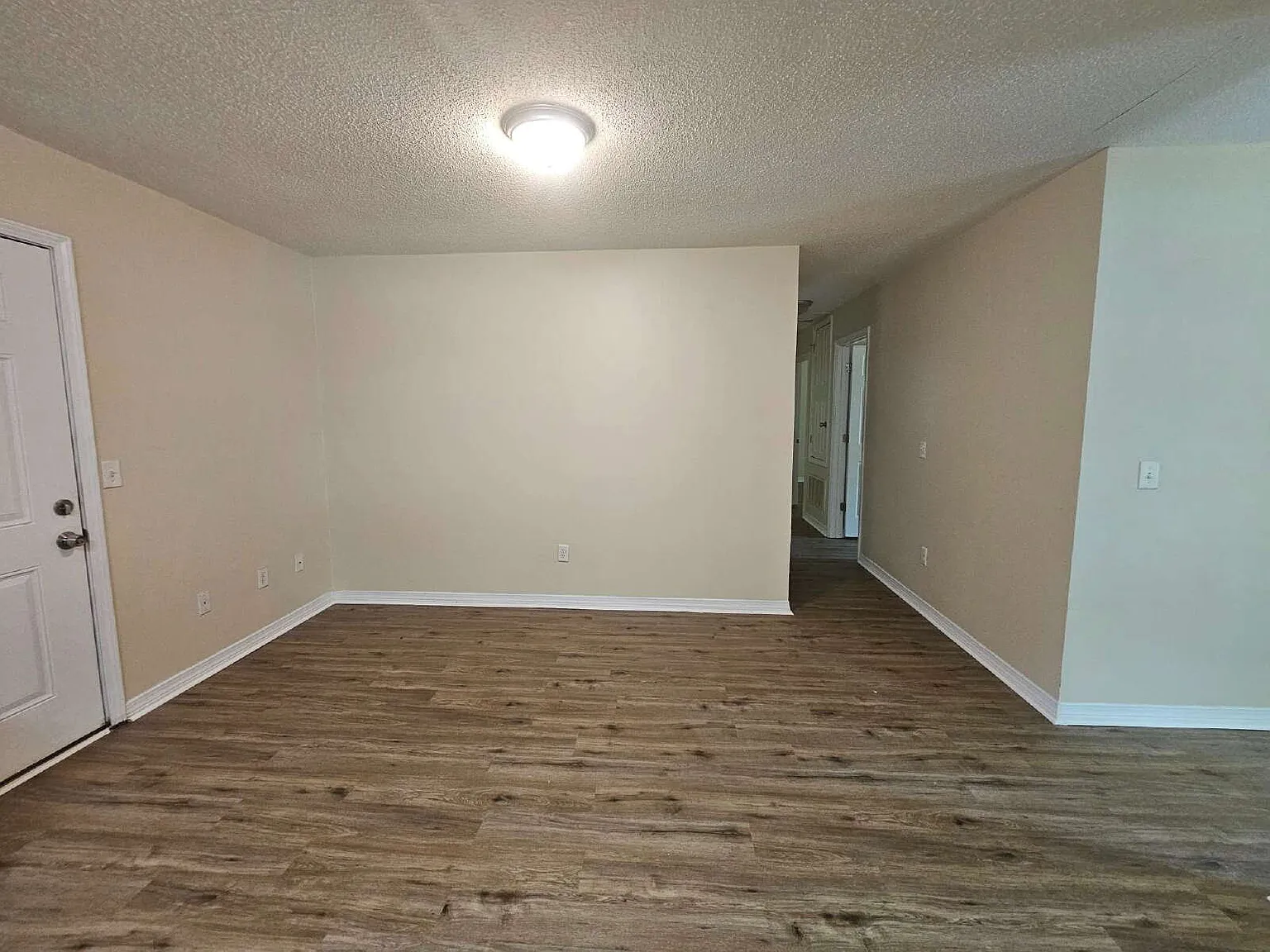 3 bed, 2.0 bath, 1161 sqft, $1,575 — Photo 3