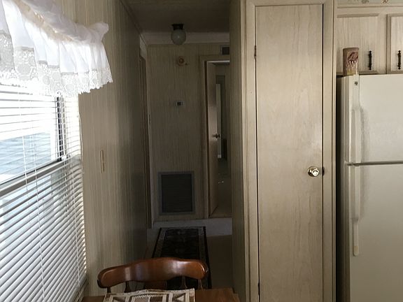 Hall to bedroom/bath