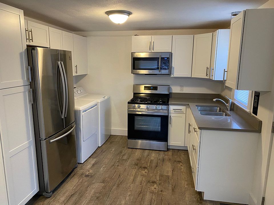 Kitchen with Quartz countertop