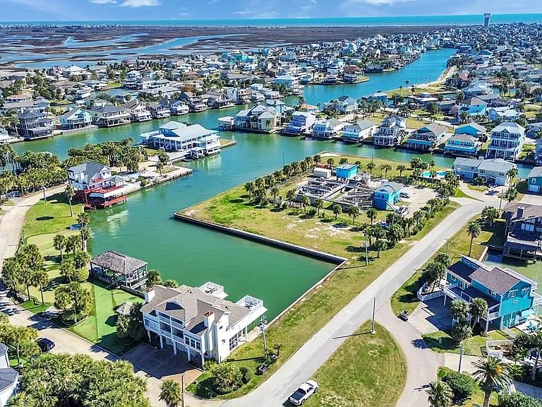 16627 Bayfront Dr — Photo 4