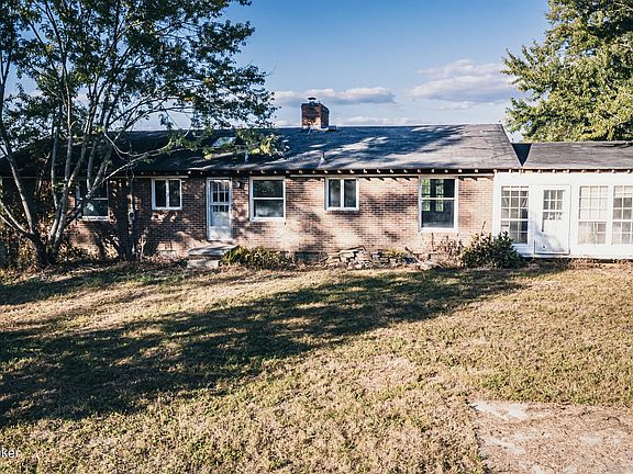 5th image of 556 Polk Ln