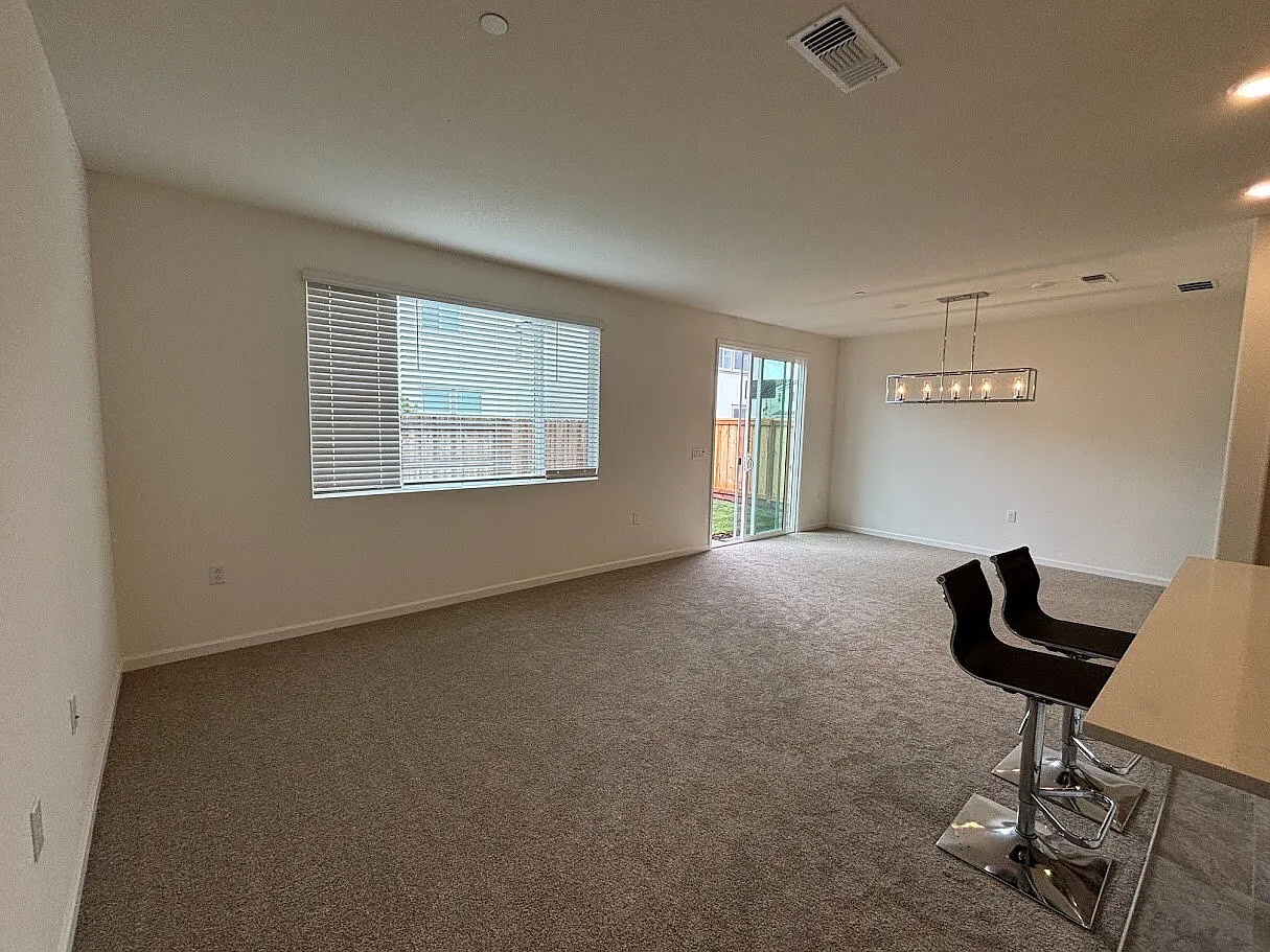 3 bed, 2.0 bath, 1403 sqft, $2,800 — Photo 2