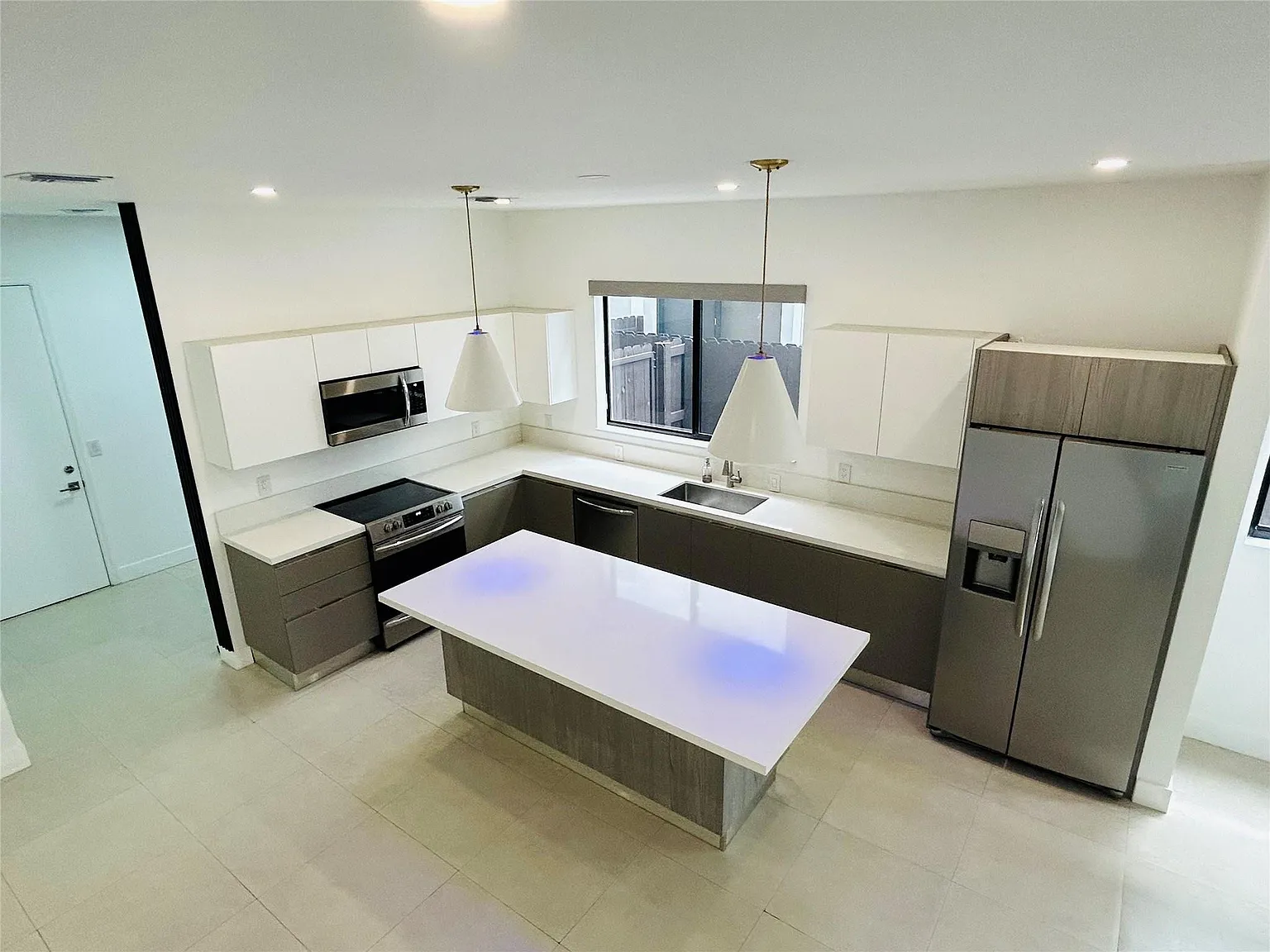 3 bed, 3.5 bath, 2538 sqft, $5,895 — Photo 4
