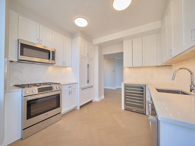160 Riverside Blvd #18A — Photo 13
