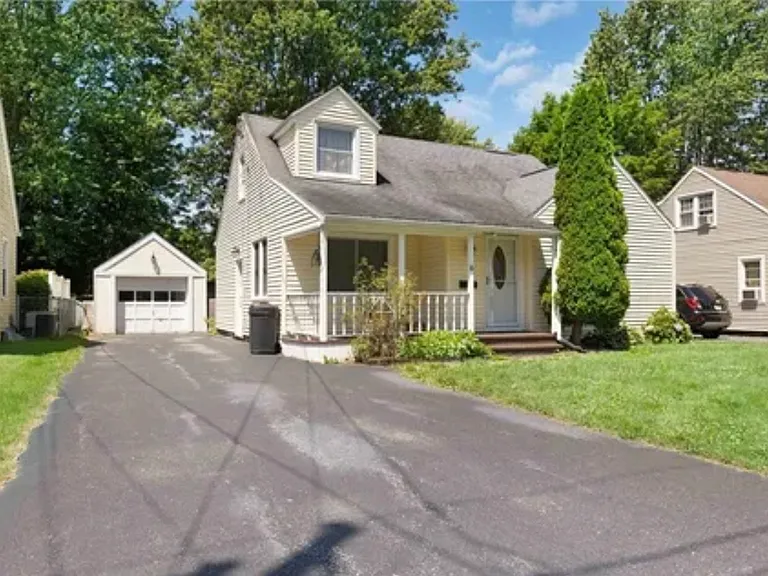16 Wellington Rd — Photo 2
