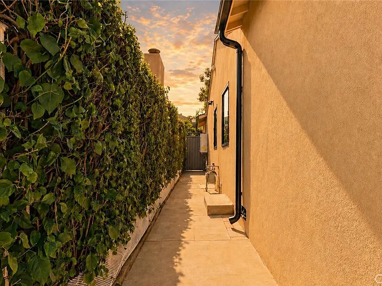 4819 Genesta — Photo 17