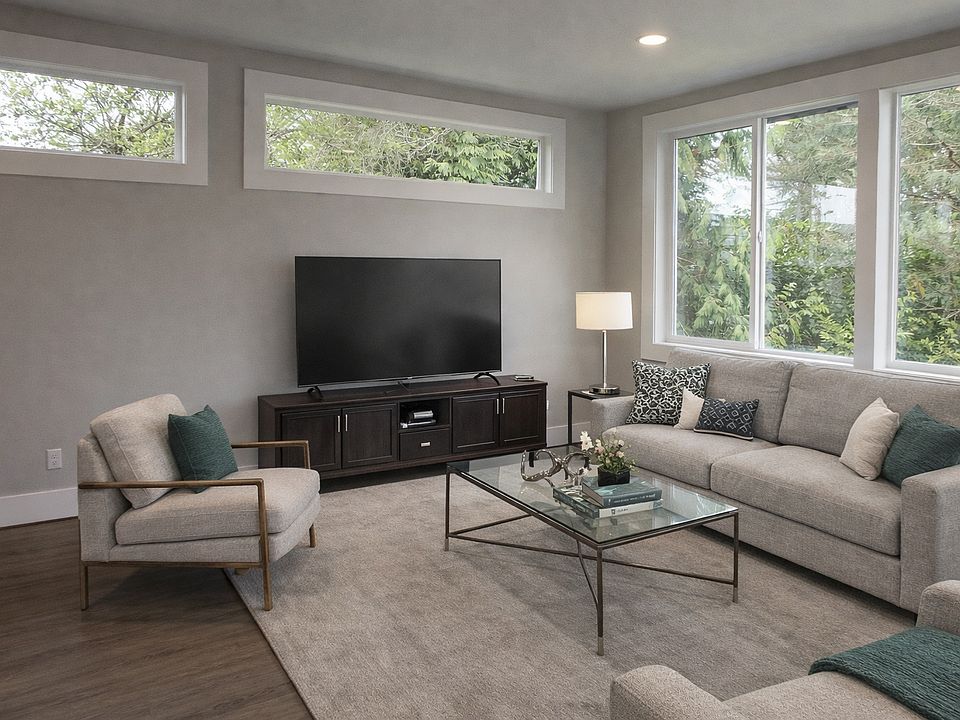 Virtual Staging Picture : 
Living room/ Great Room with Big windows