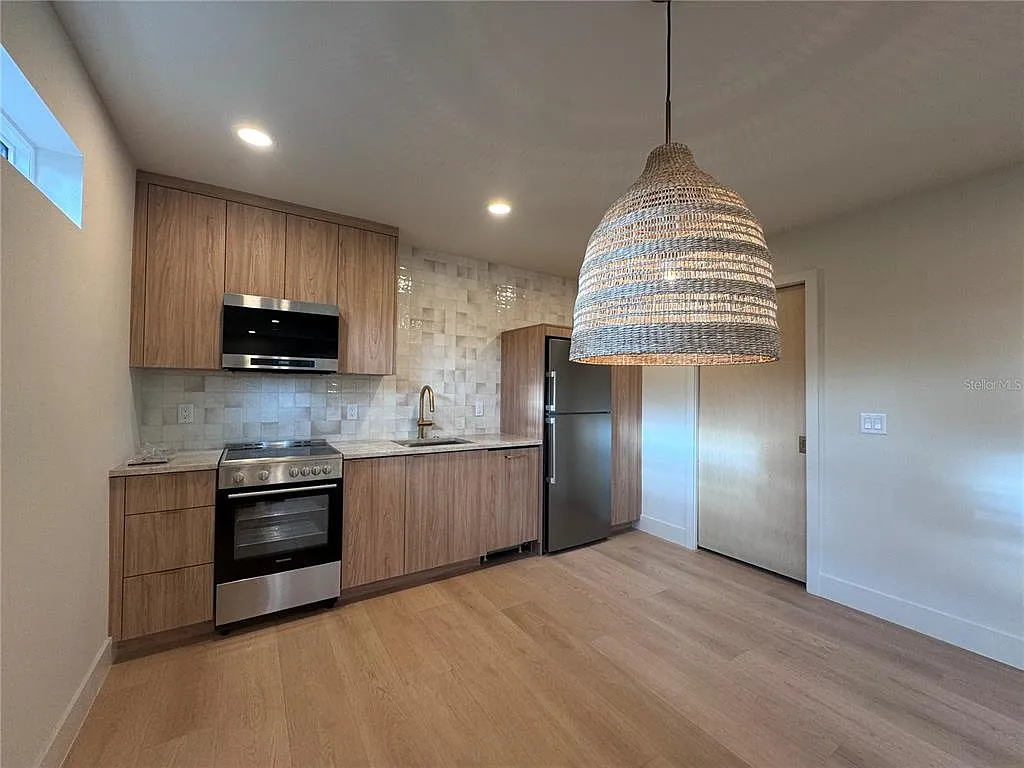 2 bed, 1.0 bath, 728 sqft, $1,800 — Photo 4