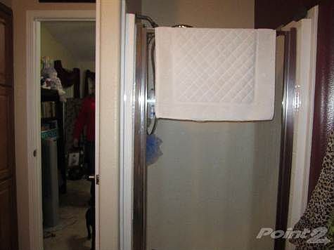 SeaAira_53_Photo_BathroomShowerstall