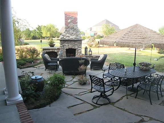 Patio just waiting for friends!