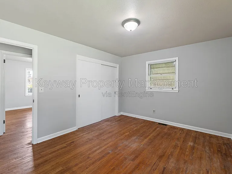2105 Eastland Dr — Photo 16