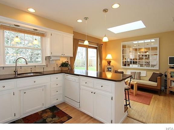 3rd image of 36 Crest Dr