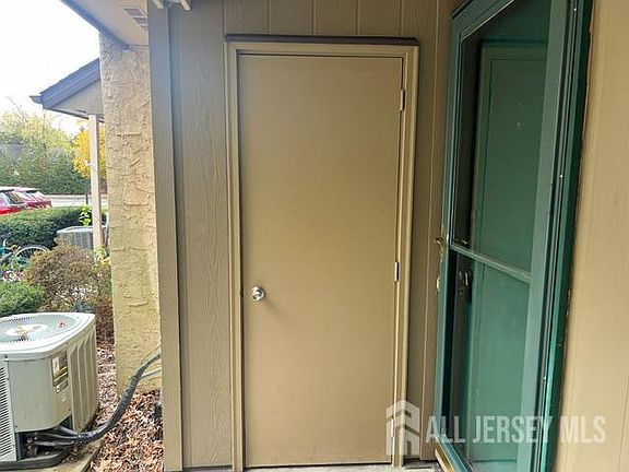 3rd image of 304 Hampshire Dr