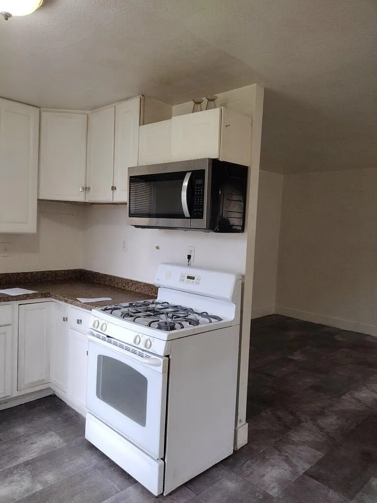 Studio, 400 sqft, $1,189 — Photo 2