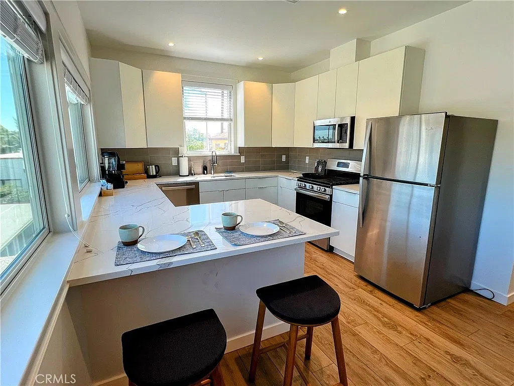 2 bed, 860 sqft, $3,700 — Photo 4