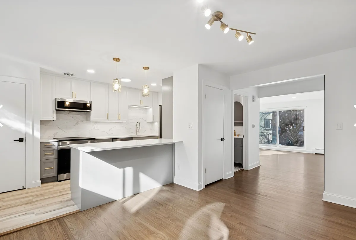 Building Photo - 4201 N Paulina St #2C
