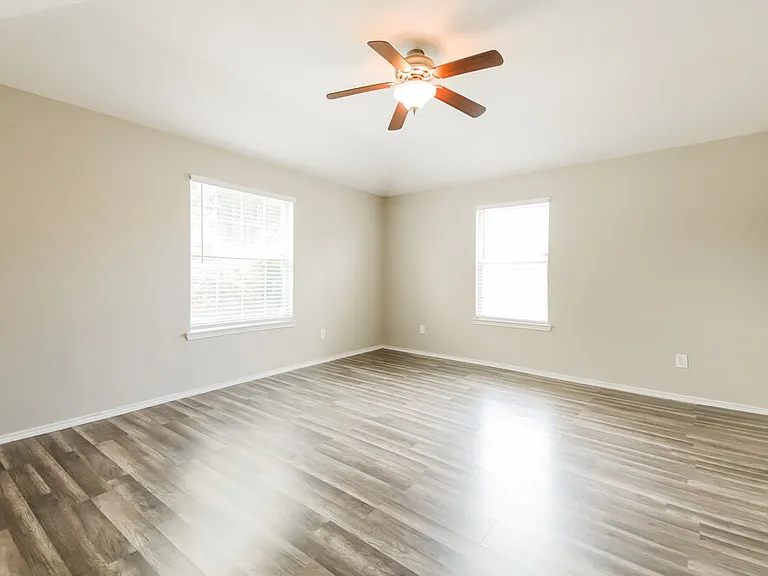 813 Huddleston Ct — Photo 4