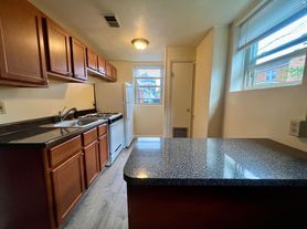Charming One Bedroom in Oakland! Ample Natural Light! Call Today!