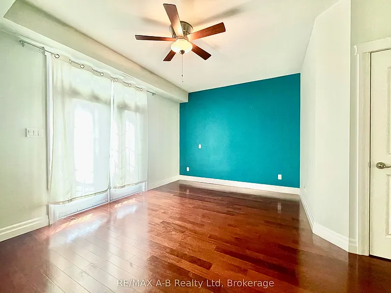 555 King St E #204 — Photo 7