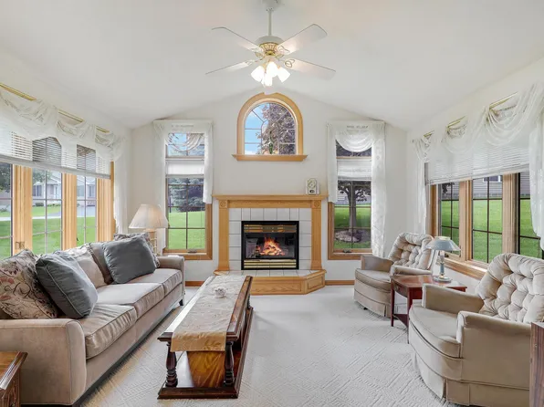 6105 Creekview Ln N, Brooklyn Park, MN 55443