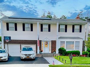 8 Meredith Ct, Plainview, NY 11803