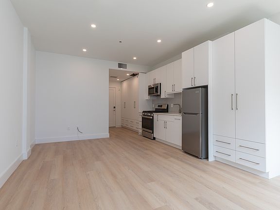 4th image of 1127 Harrison Ave #221